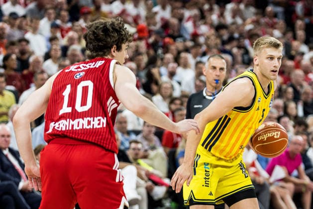 MUNICH, GERMANY - JUNE 21: Sam Griesel (Alba Berlin, 5) controls the ball against Justinian Jessup (FC Bayern Muenchen, 10) during the easyCredit Basketball Bundesliga Playoffs Final Game 5 match between FC Bayern Muenchen vs. Alba Berlin at SAP Garden on June 21, 2026 in Munich, Germany. Bavaria Germany Copyright: xSteffiexWunderlx