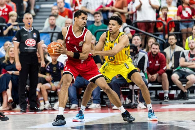 MUNICH, GERMANY - JUNE 21: Oscar da Silva (FC Bayern Muenchen, 1) controls the ball against Michael Rataj (Alba Berlin, 21) during the easyCredit Basketball Bundesliga Playoffs Final Game 5 match between FC Bayern Muenchen vs. Alba Berlin at SAP Garden on June 21, 2026 in Munich, Germany. Bavaria Germany Copyright: xSteffiexWunderlx