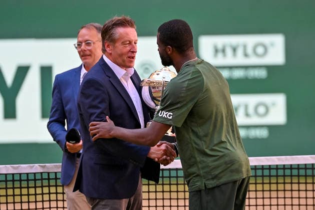Frances Tiafoe (USA) bekommt den Pokal von Turnierdirektor Ralf Weber TERRA WORTMANN Open 2026, Tennis, ATP, Tennis Herren Tennis Herren 500, Turnier, Hauptfeld, Finale, Einzel, 21.06.2026, TERRA WORTMANN Open 2026, Tennis, ATP, Tennis Herren 500, Turnier, Hauptfeld, Finale, Einzel, 21.06.2026 Halle *** Frances Tiafoe (USA) receives the trophy from tournament director Ralf Weber TERRA WORTMANN Open 2026, Tennis, ATP, Mens 500, Tournament, Main Draw, Final, Singles, June 21, 2026, TERRA WORTMANN Open 2026, Tennis, ATP, Men’s 500, Tournament, Main Draw, Final, Singles, June 21, 2026, Halle,detected_source_language Copyright: xEibner-Pressefoto RobertxGertzenx EP_RGN