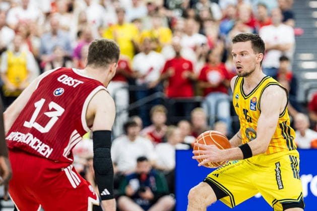 MUNICH, GERMANY - JUNE 21: Martin Hermannsson (Alba Berlin, 15) controls the ball against Andreas Andi Obst (FC Bayern Muenchen, 13) during the easyCredit Basketball Bundesliga Playoffs Final Game 5 match between FC Bayern Muenchen vs. Alba Berlin at SAP Garden on June 21, 2026 in Munich, Germany. Bavaria Germany Copyright: xSteffiexWunderlx