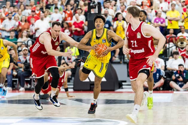 MUNICH, GERMANY - JUNE 21: Jack Kayil (Alba Berlin, 7) controls the ball against Johannes Voigtmann (FC Bayern Muenchen, 7) during the easyCredit Basketball Bundesliga Playoffs Final Game 5 match between FC Bayern Muenchen vs. Alba Berlin at SAP Garden on June 21, 2026 in Munich, Germany. Bavaria Germany Copyright: xSteffiexWunderlx
