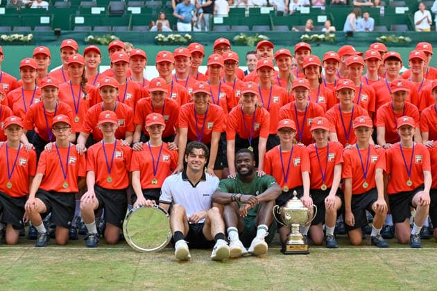 Taylor Fritz (USA) und Frances Tiafoe (USA) mit ihren Auszeichnungen zwischen den Ballkindern TERRA WORTMANN Open 2026, Tennis, ATP, Tennis Herren Tennis Herren 500, Turnier, Hauptfeld, Finale, Einzel, 21.06.2026, TERRA WORTMANN Open 2026, Tennis, ATP, Tennis Herren 500, Turnier, Hauptfeld, Finale, Einzel, 21.06.2026 Halle *** Taylor Fritz (USA) and Frances Tiafoe (USA) with their trophies among the ball kids at the TERRA WORTMANN Open 2026, Tennis, ATP, Mens 500, Tournament, Main Draw, Final, Singles, June 21, 2026, TERRA WORTMANN Open 2026, Tennis, ATP, Men’s 500, Tournament, Main Draw, Final, Singles, June 21, 2026, Indoor,detected_source_language Copyright: xEibner-Pressefoto RobertxGertzenx EP_RGN