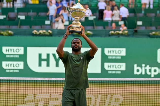 Frances Tiafoe (USA) streckt den Pokal hoch TERRA WORTMANN Open 2026, Tennis, ATP, Tennis Herren Tennis Herren 500, Turnier, Hauptfeld, Finale, Einzel, 21.06.2026, TERRA WORTMANN Open 2026, Tennis, ATP, Tennis Herren 500, Turnier, Hauptfeld, Finale, Einzel, 21.06.2026 Halle *** Frances Tiafoe (USA) lifts the trophy TERRA WORTMANN Open 2026, Tennis, ATP, Mens 500, Tournament, Main Draw, Final, Singles, June 21, 2026, TERRA WORTMANN Open 2026, Tennis, ATP, Men’s 500, Tournament, Main Draw, Final, Singles, June 21, 2026, Indoor,detected_source_language Copyright: xEibner-Pressefoto RobertxGertzenx EP_RGN