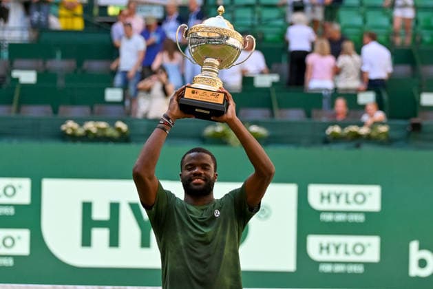 Frances Tiafoe (USA) streckt den Pokal hoch TERRA WORTMANN Open 2026, Tennis, ATP, Tennis Herren Tennis Herren 500, Turnier, Hauptfeld, Finale, Einzel, 21.06.2026, TERRA WORTMANN Open 2026, Tennis, ATP, Tennis Herren 500, Turnier, Hauptfeld, Finale, Einzel, 21.06.2026 Halle *** Frances Tiafoe (USA) lifts the trophy TERRA WORTMANN Open 2026, Tennis, ATP, Mens 500, Tournament, Main Draw, Final, Singles, June 21, 2026, TERRA WORTMANN Open 2026, Tennis, ATP, Men’s 500, Tournament, Main Draw, Final, Singles, June 21, 2026, Indoor,detected_source_language Copyright: xEibner-Pressefoto RobertxGertzenx EP_RGN
