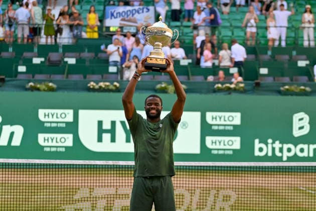 Frances Tiafoe (USA) streckt den Pokal hoch TERRA WORTMANN Open 2026, Tennis, ATP, Tennis Herren Tennis Herren 500, Turnier, Hauptfeld, Finale, Einzel, 21.06.2026, TERRA WORTMANN Open 2026, Tennis, ATP, Tennis Herren 500, Turnier, Hauptfeld, Finale, Einzel, 21.06.2026 Halle *** Frances Tiafoe (USA) lifts the trophy TERRA WORTMANN Open 2026, Tennis, ATP, Mens 500, Tournament, Main Draw, Final, Singles, June 21, 2026, TERRA WORTMANN Open 2026, Tennis, ATP, Men’s 500, Tournament, Main Draw, Final, Singles, June 21, 2026, Indoor,detected_source_language Copyright: xEibner-Pressefoto RobertxGertzenx EP_RGN