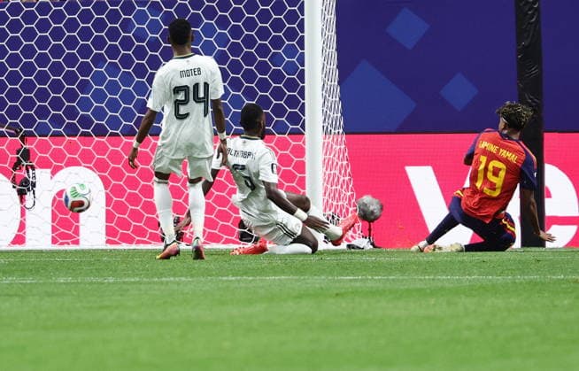 Sport Bilder des Tages FIFA World Cup, WM, Weltmeisterschaft, Fussball 2026 - Group H - Spain vs Saudi Arabia Lamine Yamal of Spain (R) scores the 1-0 opening goal during the FIFA World Cup 2026 group stage match Spain against Saudi Arabia, in Atlanta, USA, 21 June 2026. ATLANTA United States  Copyright: xRONALDxWITTEKx
