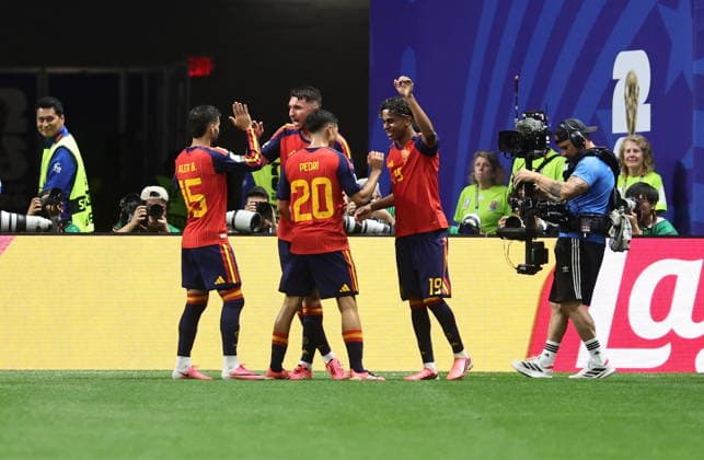 FIFA World Cup, WM, Weltmeisterschaft, Fussball 2026 - Group H - Spain vs Saudi Arabia Lamine Yamal of Spain (R) celebrates with teammates after scoring the 1-0 opening goal during the FIFA World Cup 2026 group stage match Spain against Saudi Arabia, in Atlanta, USA, 21 June 2026. ATLANTA United States  Copyright: xRONALDxWITTEKx
