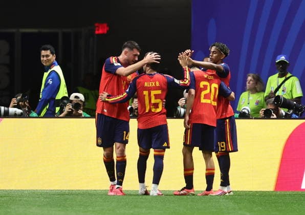 FIFA World Cup, WM, Weltmeisterschaft, Fussball 2026 - Group H - Spain vs Saudi Arabia Lamine Yamal of Spain (R) celebrates with teammates after scoring the 1-0 opening goal during the FIFA World Cup 2026 group stage match Spain against Saudi Arabia, in Atlanta, USA, 21 June 2026. ATLANTA United States  Copyright: xRONALDxWITTEKx