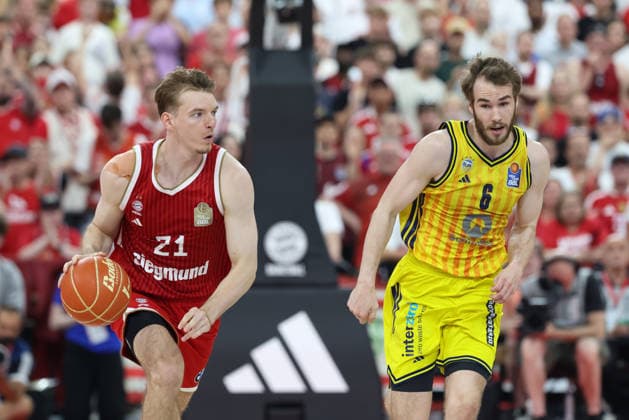 Justuz Hollatz (FC Bayern Basketball, 21) mit Ball mit Malte Delow (Alba Berlin, 06), GER, FC Bayern Basketball vs. Alba Berlin, Basketball, easycredit Basketball Bundesliga, Playoffs, Finale, Spiel 5, Saison 2025 2026, 21.06.2026, GER, FC Bayern Basketball vs. Alba Berlin, Basketball, easycredit Basketball Bundesliga, Playoffs, Finale, Spiel 5, Saison 2025 2026, 21.06.2026 Muenchen *** Justuz Hollatz, FC Bayern Basketball, 21 with the ball alongside Malte Delow, Alba Berlin, 06, GER, FC Bayern Basketball vs. Alba Berlin, Basketball, easycredit Basketball Bundesliga, Playoffs, Finals, Game 5, 2025–2026 Season, June 21, 2026, GER, FC Bayern Basketball vs. Alba Berlin, Basketball, easycredit Basketball Bundesliga, Playoffs, Finals, Game 5, 2025–2026 Season, June 21, 2026, Munich,detected_source_language Copyright: xEibner-Pressefoto JennixMaulx EP_JML