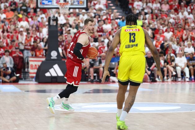 Andreas Obst (FC Bayern Basketball, 13) mit Ball mit Jwan Roberts (Alba Berlin, 13), GER, FC Bayern Basketball vs. Alba Berlin, Basketball, easycredit Basketball Bundesliga, Playoffs, Finale, Spiel 5, Saison 2025 2026, 21.06.2026, GER, FC Bayern Basketball vs. Alba Berlin, Basketball, easycredit Basketball Bundesliga, Playoffs, Finale, Spiel 5, Saison 2025 2026, 21.06.2026 Muenchen *** Andreas Obst, FC Bayern Basketball, No. 13 with the ball, with Jwan Roberts, Alba Berlin, No. 13, GER, FC Bayern Basketball vs. Alba Berlin, Basketball, easycredit Basketball Bundesliga, Playoffs, Finals, Game 5, 2025–2026 Season, June 21, 2026, GER, FC Bayern Basketball vs. Alba Berlin, Basketball, easycredit Basketball Bundesliga, Playoffs, Finals, Game 5, 2025–2026 season, June 21, 2026, Munich,detected_source_language Copyright: xEibner-Pressefoto JennixMaulx EP_JML
