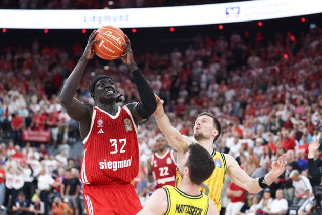 Wenyen Gabriel (FC Bayern Basketball, 32) mit Ball mit Martin Hermannsson (Alba Berlin, 15), GER, FC Bayern Basketball vs. Alba Berlin, Basketball, easycredit Basketball Bundesliga, Playoffs, Finale, Spiel 5, Saison 2025 2026, 21.06.2026, GER, FC Bayern Basketball vs. Alba Berlin, Basketball, easycredit Basketball Bundesliga, Playoffs, Finale, Spiel 5, Saison 2025 2026, 21.06.2026 Muenchen *** Wenyen Gabriel, FC Bayern Basketball, 32, with the ball, and Martin Hermannsson, Alba Berlin, 15, GER, FC Bayern Basketball vs. Alba Berlin, Basketball, easycredit Basketball Bundesliga, Playoffs, Finals, Game 5, 2025–2026 Season, June 21, 2026, GER, FC Bayern Basketball vs. Alba Berlin, Basketball, easycredit Basketball Bundesliga, Playoffs, Finals, Game 5, 2025–2026 Season, June 21, 2026, Munich,detected_source_language Copyright: xEibner-Pressefoto JennixMaulx EP_JML