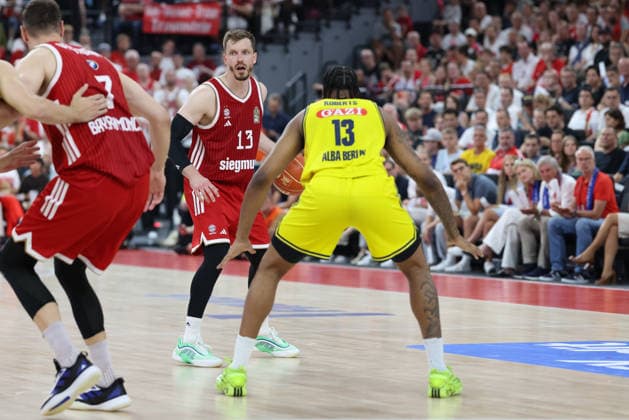Andreas Obst (FC Bayern Basketball, 13) mit Ball mit Jwan Roberts (Alba Berlin, 13), GER, FC Bayern Basketball vs. Alba Berlin, Basketball, easycredit Basketball Bundesliga, Playoffs, Finale, Spiel 5, Saison 2025 2026, 21.06.2026, GER, FC Bayern Basketball vs. Alba Berlin, Basketball, easycredit Basketball Bundesliga, Playoffs, Finale, Spiel 5, Saison 2025 2026, 21.06.2026 Muenchen *** Andreas Obst, FC Bayern Basketball, No. 13 with the ball, Jwan Roberts, Alba Berlin, No. 13, GER, FC Bayern Basketball vs. Alba Berlin, Basketball, easycredit Basketball Bundesliga, Playoffs, Finals, Game 5, 2025–2026 Season, June 21, 2026, GER, FC Bayern Basketball vs. Alba Berlin, Basketball, easycredit Basketball Bundesliga, Playoffs, Finals, Game 5, 2025–2026 season, June 21, 2026, Munich,detected_source_language Copyright: xEibner-Pressefoto JennixMaulx EP_JML