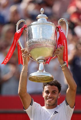 Sport Bilder des Tages Francisco Cerundolo of Argentina celebrates with the trophy HSBC Queen s Club Championships, Day Sixteen, Tennis, Queen s Club, West Kensington, London, UK - 21 Jun 2026London Queen s Club United Kingdom  Copyright: xEllaxLing Shutterstockx 16929308ag