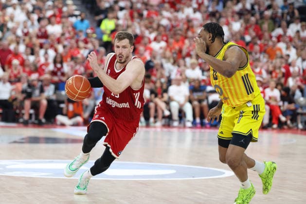 Andreas Obst (FC Bayern Basketball, 13) mit Ball mit Jwan Roberts (Alba Berlin, 13), GER, FC Bayern Basketball vs. Alba Berlin, Basketball, easycredit Basketball Bundesliga, Playoffs, Finale, Spiel 5, Saison 2025 2026, 21.06.2026, GER, FC Bayern Basketball vs. Alba Berlin, Basketball, easycredit Basketball Bundesliga, Playoffs, Finale, Spiel 5, Saison 2025 2026, 21.06.2026 Muenchen *** Andreas Obst, FC Bayern Basketball, No. 13 with the ball, Jwan Roberts, Alba Berlin, No. 13, GER, FC Bayern Basketball vs. Alba Berlin, Basketball, easycredit Basketball Bundesliga, Playoffs, Finals, Game 5, 2025–2026 Season, June 21, 2026, GER, FC Bayern Basketball vs. Alba Berlin, Basketball, easycredit Basketball Bundesliga, Playoffs, Finals, Game 5, 2025–2026 season, June 21, 2026, Munich,detected_source_language Copyright: xEibner-Pressefoto JennixMaulx EP_JML