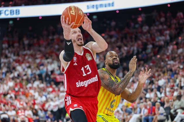 Andreas Obst (FC Bayern Basketball, 13) mit Ball mit Jwan Roberts (Alba Berlin, 13), GER, FC Bayern Basketball vs. Alba Berlin, Basketball, easycredit Basketball Bundesliga, Playoffs, Finale, Spiel 5, Saison 2025 2026, 21.06.2026, GER, FC Bayern Basketball vs. Alba Berlin, Basketball, easycredit Basketball Bundesliga, Playoffs, Finale, Spiel 5, Saison 2025 2026, 21.06.2026 Muenchen *** Andreas Obst, FC Bayern Basketball, No. 13 with the ball, Jwan Roberts, Alba Berlin, No. 13, GER, FC Bayern Basketball vs. Alba Berlin, Basketball, easycredit Basketball Bundesliga, Playoffs, Finals, Game 5, 2025–2026 Season, June 21, 2026, GER, FC Bayern Basketball vs. Alba Berlin, Basketball, easycredit Basketball Bundesliga, Playoffs, Finals, Game 5, 2025–2026 season, June 21, 2026, Munich,detected_source_language Copyright: xEibner-Pressefoto JennixMaulx EP_JML