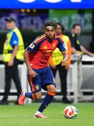 Spain v Saudi Arabia - FIFA World Cup, WM, Weltmeisterschaft, Fussball 2026 - Group H ATLANTA, UNITED STATES - JUNE 21: Lamine Yamal of Spain drives the ball during the 2026 FIFA World Cup First Stage Group H match between Spain and Saudi Arabia at Mercedes-Benz Stadium (Atlanta Stadium) in Atlanta, Georgia, United States on June 21, 2026. Jose Hernandez Anadolu Georgia United States. Editorial use only. Please get in touch for any other usage.  Copyright: x2026xAnadoluxJosexHernandezx