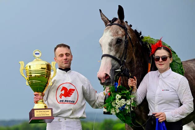 Ceske derby, rovinovy dostih (2400 m, trileti hrebci a klisny, dotace 2,000.000 Kc) - druhy zavod Klasicke trojkoruny, 21. cervna 2026, Praha. Vitez Petr Foret na koni Portal. (CTKxPhoto RomanxVondrous) CTKPhotoP2026062104733  CTKPhotoP2026062104733