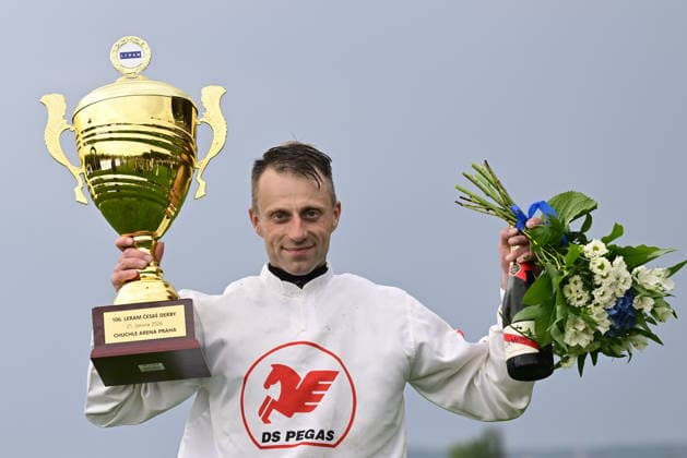 Ceske derby, rovinovy dostih (2400 m, trileti hrebci a klisny, dotace 2,000.000 Kc) - druhy zavod Klasicke trojkoruny, 21. cervna 2026, Praha. Vitez Petr Foret na koni Portal. (CTKxPhoto RomanxVondrous) CTKPhotoP2026062104745  CTKPhotoP2026062104745
