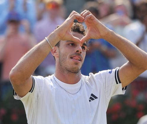 Tennis - HSBC Queen™s Club Championships - Men s ATP, Tennis Herren Tour 500 Tournament - Queen™s Club, London - Sunday 21th June 2026 Men™s Singles Final, Andy Murray Arena: Tommy Paul (USA) vs. Francisco Cerundolo (ARG) Francisco Cerundolo shows his love for the fans after winning the match 