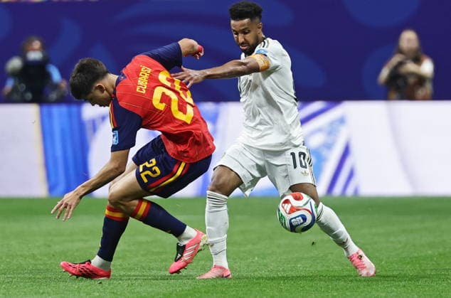 FIFA World Cup, WM, Weltmeisterschaft, Fussball 2026 - Group H - Spain vs Saudi Arabia Pau Cubarsi of Spain (L) and Salem Al-Dawsari of Saudi Arabia in action during the FIFA World Cup 2026 group stage match Spain against Saudi Arabia, in Atlanta, USA, 21 June 2026. ATLANTA United States  Copyright: xRONALDxWITTEKx