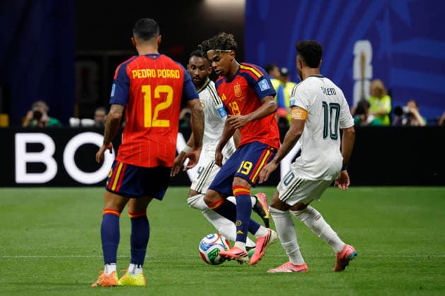Spain s Lamine Yamal (C) in action against Saudi Arabia s Salem Al-Dawsari (R) during the 2026 FIFA World Cup, WM, Weltmeisterschaft, Fussball Group H soccer match between Spain and Saudi Arabia, in Atlanta, United States, 21 June 2026. FIFA World Cup 2026 - Group H - Spain vs. Saudi Arabia !ACHTUNG: NUR REDAKTIONELLE NUTZUNG!  Copyright: xLavandeiraxJrx GRAF2758 20260621-55020666756_1
