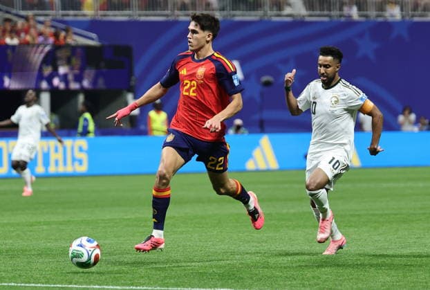 FIFA World Cup, WM, Weltmeisterschaft, Fussball 2026 - Group H - Spain vs Saudi Arabia Pau Cubarsi of Spain (L) and Salem Al-Dawsari of Saudi Arabia in action during the FIFA World Cup 2026 group stage match Spain against Saudi Arabia, in Atlanta, USA, 21 June 2026. ATLANTA United States  Copyright: xRONALDxWITTEKx