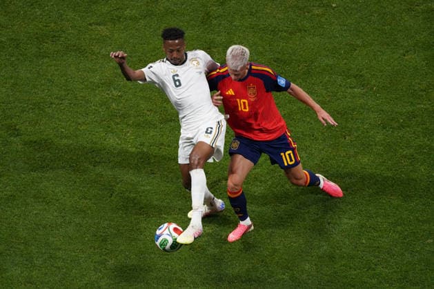 Spain s Dani Olmo (R) in action against Saudi Arabia s Nasser Al-Dawsari (L) during the 2026 FIFA World Cup, WM, Weltmeisterschaft, Fussball Group H soccer match between Spain and Saudi Arabia, in Atlanta, United States, 21 June 2026. FIFA World Cup 2026 - Group H - Spain vs. Saudi Arabia !ACHTUNG: NUR REDAKTIONELLE NUTZUNG!  Copyright: xKennethxFernandezx GRAF2760 20260621-55020666796_1