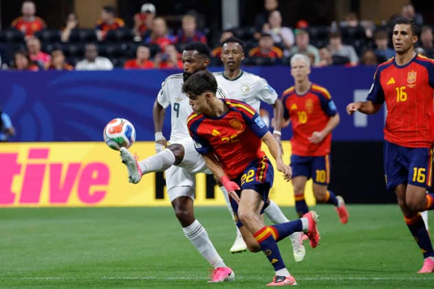 Spain s Pau Cibarsi (C) in action against Saudi Arabia s Firas Al Breikana (L) during the 2026 FIFA World Cup, WM, Weltmeisterschaft, Fussball Group H soccer match between Spain and Saudi Arabia, in Atlanta, United States, 21 June 2026. FIFA World Cup 2026 - Group H - Spain vs. Saudi Arabia !ACHTUNG: NUR REDAKTIONELLE NUTZUNG!  Copyright: xLavandeiraxJrx GRAF2756 20260621-55020666804_1