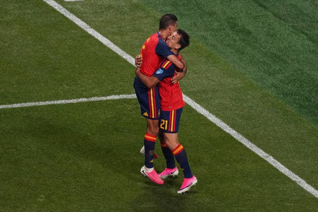 Spain s Mikel Oyarzabal (R) celebrates with teammate Rodri (L) after scoring the 3-0 goal during the 2026 FIFA World Cup, WM, Weltmeisterschaft, Fussball Group H soccer match between Spain and Saudi Arabia, in Atlanta, United States, 21 June 2026. FIFA World Cup 2026 - Group H - Spain vs. Saudi Arabia !ACHTUNG: NUR REDAKTIONELLE NUTZUNG!  Copyright: xKennethxFernandezx GRAF2762 20260621-55020666807_1