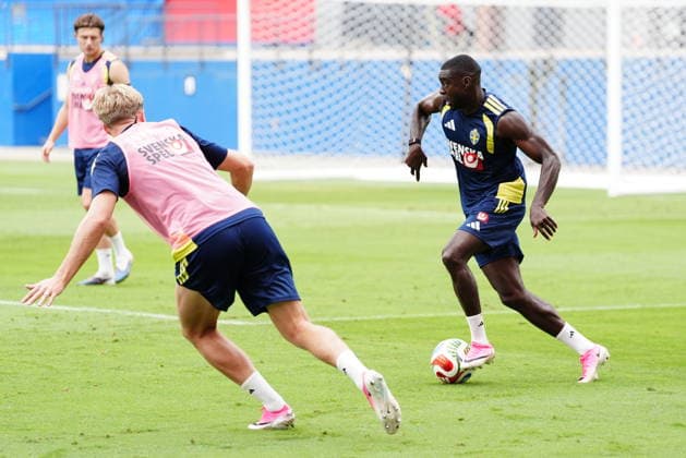 DALLAS, USA 20260621 Ken Sema när herrlandslaget tränar under söndagen pa Toyota Stadium inför gruppspelsmatchen mot Japan under fotbolls-VM. ***Bilden ingar i SPORTPAKET. För övriga BETALBILD*** DALLAS USA x9200x *** DALLAS, USA 20260621 Ken Sema as the mens national team trains on Sunday at Toyota Stadium ahead of their group stage match against Japan in the World Cup This image is included in the SPORT PACKAGE; for other images, see PAID CONTENT DALLAS, USA x9200x,detected_source_language  Copyright: xBjörnxLarssonxRosvall TTx FOTBOLLS-VM TRÄNING