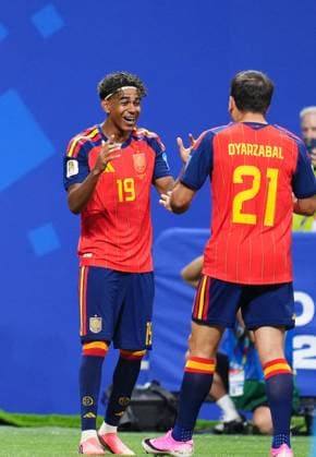 Spain v Saudi Arabia - FIFA World Cup, WM, Weltmeisterschaft, Fussball 2026 - Group H ATLANTA, USA - JUNE 21: Lamine Yamal of Spain celebrates after scoring his team s first goal with teammates during the 2026 FIFA World Cup First Stage Group H match between Spain and Saudi Arabia at Mercedes-Benz Stadium (Atlanta Stadium) in Atlanta, Georgia, United States on June 21, 2026. Jose Hernandez Anadolu Georgia United States. Editorial use only. Please get in touch for any other usage.  Copyright: x2026xAnadoluxJosexHernandezx