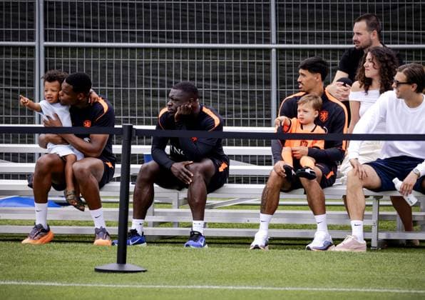 KANSAS CITY - Denzel Dumfries of the Netherlands, Brian Brobbey of the Netherlands, and Tijjani Reijnders of the Netherlands with their families during a training session of the Dutch national team, Nationalteam at the KC Current Training Facility on June 21, 2026, in Kansas City. The Dutch national team is preparing for the match against Tunisia during the FIFA World Cup, WM, Weltmeisterschaft, Fussball ROBIN VAN LONKHUIJSEN ANP xVIxANPxSportx xxANPxIVx 561596484 originalFilename: 561596484.jpg