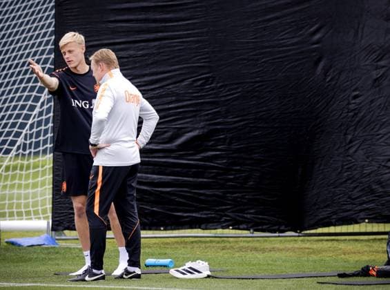 KANSAS CITY - Jan Paul van Hecke of the Netherlands and Netherlands coach Ronald Koeman during a training session of the Dutch national team, Nationalteam at the KC Current Training Facility, on June 21, 2026, in Kansas City. The Dutch team is preparing for the match against Tunisia during the FIFA World Cup, WM, Weltmeisterschaft, Fussball ROBIN VAN LONKHUIJSEN ANP xVIxANPxSportx xxANPxIVx 561596498 originalFilename: 561596498.jpg