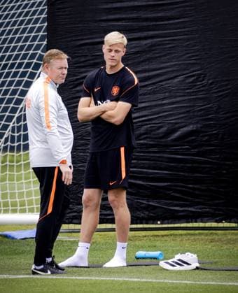 KANSAS CITY - Jan Paul van Hecke of the Netherlands and Netherlands coach Ronald Koeman during a training session of the Dutch national team, Nationalteam at the KC Current Training Facility, on June 21, 2026, in Kansas City. The Dutch team is preparing for the match against Tunisia during the FIFA World Cup, WM, Weltmeisterschaft, Fussball ROBIN VAN LONKHUIJSEN ANP xVIxANPxSportx xxANPxIVx 561596507 originalFilename: 561596507.jpg
