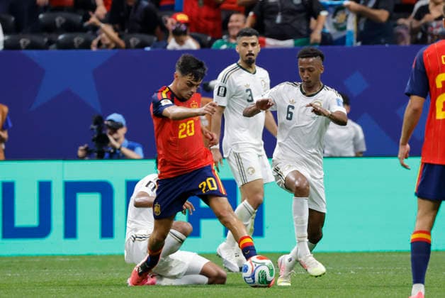 Spain s Pedri (L) in action against Saudi Arabia s Nasser Al-Dawsari (R) during the 2026 FIFA World Cup, WM, Weltmeisterschaft, Fussball Group H soccer match between Spain and Saudi Arabia, in Atlanta, United States, 21 June 2026. FIFA World Cup 2026 - Group H - Spain vs. Saudi Arabia !ACHTUNG: NUR REDAKTIONELLE NUTZUNG!  Copyright: xLavandeiraxJrx GRAF2771 20260621-55020666898_1