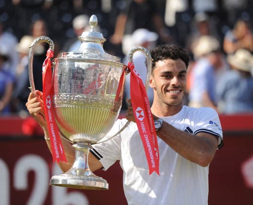 Tennis - HSBC Queen™s Club Championships - Men s ATP, Tennis Herren Tour 500 Tournament - Queen™s Club, London - Sunday 21th June 2026 Men™s Singles Final, Andy Murray Arena: Tommy Paul (USA) vs. Francisco Cerundolo (ARG) Francisco Cerundolo with the trophy 