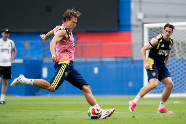 260621 Carl Starfelt of the Swedish national football team at a training session during day 11 of the FIFA World Cup, WM, Weltmeisterschaft, Fussball 2026 in Dallas. Photo: Petter Arvidson BILDBYRAN kod PA PA1247 fotboll football soccer fotball vm fotbolls-vm fotball-vm fotbolls-vm 2026 fifa world cup 2026 träning practice training sverige sweden sverige a bbeng *** 260621 Carl Starfelt of the Swedish national soccer team at a training session on Day 11 of the 2026 FIFA World Cup in Dallas. Photo by Petter Arvidson, BILDBYRAN, code PA PA1247 soccer football fotball World Cup fotbolls vm fotball vm fotbolls vWorld Cup 2026 FIFA World Cup 2026 training practice Sweden Sweden Sweden A BBENG,detected_source_language  Copyright: PETTERxARVIDSON BB260621PA036