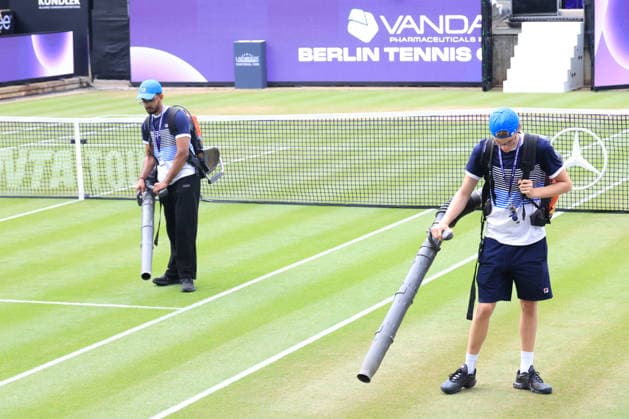 DEU, Berlin Tennis Open, Finale, 21.06.2026, Rot-Weiss Tennisanlage, Steffi-Graf-Stadion, Berlin, DEU, Berlin Tennis Open, Finale, im Bild Rasen wird trocken geblasen *** GER, Berlin Tennis Open, Final, June 21, 2026, Rot Weiss Tennis Complex, Steffi Graf Stadium, Berlin, GER, Berlin Tennis Open, Final, the grass in the picture is being blown dry,detected_source_language nordphotoxGmbHx xEngler nph00076