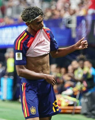 FIFA World Cup, WM, Weltmeisterschaft, Fussball 2026 - Group H - Spain vs Saudi Arabia Lamine Yamal of Spain bites his jersey during the FIFA World Cup 2026 group stage match Spain against Saudi Arabia, in Atlanta, USA, 21 June 2026. ATLANTA United States  Copyright: xRONALDxWITTEKx