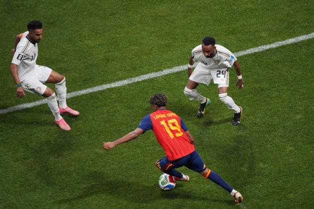 **ATT EDITORS: CORRECTS PHOTOGRAPHER** Spain s Lamine Yamal (C) in action against Saudi Arabia s Moteb Al-Harbi (R) and Salem Al-Dawsari (L) during the 2026 FIFA World Cup, WM, Weltmeisterschaft, Fussball Group H soccer match between Spain and Saudi Arabia, in Atlanta, United States, 21 June 2026. FIFA World Cup 2026 - Group H - Spain vs. Saudi Arabia !ACHTUNG: NUR REDAKTIONELLE NUTZUNG!  Copyright: xKENNETHxFERNaNDEZx GRAF2784 20260621-55020667100008_1008