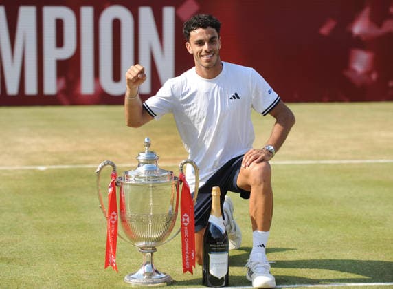 Tennis - HSBC Queen™s Club Championships - Men s ATP, Tennis Herren Tour 500 Tournament - Queen™s Club, London - Sunday 21th June 2026 Men™s Singles Final, Andy Murray Arena: Tommy Paul (USA) vs. Francisco Cerundolo (ARG) Francisco Cerundolo with the trophy 