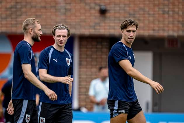 DALLAS - (lr) Konrad Laimer of Austria, Patrick Wimmer of Austria, David Affengruber of Austria during the 2026 World Cup at Washburne Soccer and Track Stadium on June 21, 2026 in Dallas, United States. (Photo by Stefan Koops EYE4IMAGES DeFodi Images) - *** DALLAS — Konrad Laimer of Austria, Patrick Wimmer of Austria, and David Affengruber of Austria during the 2026 World Cup at Washburne Soccer and Track Stadium on June 21, 2026, in Dallas, United States. Photo by Stefan Koops, EYE4IMAGES, DeFodi Images,detected_source_language