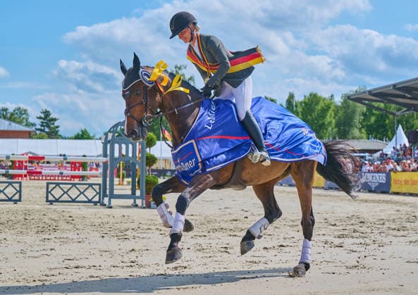Logines Luhmühlen Horse Trials LLHT 2026 - Internationale Vielseitigkeit - Deutsche Meisterschaften Vielseitigkeit Julia KRAJEWSKI und Uelzener s Nickel werden Deutsche Meister in der Vielseitigkeit. Das Paar verteidigt damit seinen Titel aus dem letzten Jahr. Gleichzeitig siegte das Paar auch in der Gesamtwertung der CCI4*-S Prüfung im niedersächsischen Luhmühlen., Salzhausen Niedersachsen Deutschland *** Logines Luhmühlen Horse Trials (LLHT) 2026 International Eventing German Eventing Championships Julia KRAJEWSKI and Uelzener’s Nickel are crowned German Eventing Champions. The pair thus defended their title from last year. At the same time, the pair also won the overall CCI4 standings S class in Luhmühlen, Salzhausen, Lower Saxony, Germany,detected_source_language