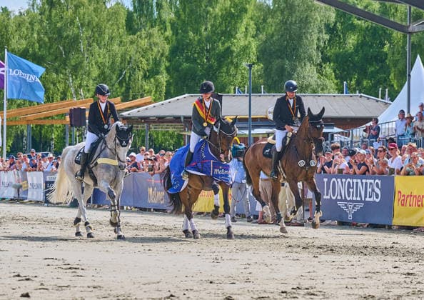 Logines Luhmühlen Horse Trials LLHT 2026 - Internationale Vielseitigkeit - Deutsche Meisterschaften Vielseitigkeit Julia KRAJEWSKI und Uelzener s Nickel (Mitte) werden Deutsche Meister in der Vielseitigkeit. Das Paar verteidigt damit seinen Titel aus dem letzten Jahr. Gleichzeitig siegte das Paar auch in der Gesamtwertung der CCI4*-S Prüfung im niedersächsischen Luhmühlen. Silber 2. Platz für Carlitos Quidditch K und Malin HANSEN-HOTOPP (links). Bronze: 3. Platz für D Accord FRH und Christoph WAHLER. Hier reitet das Podium die Ehrenrunde nebeneinander., Salzhausen Niedersachsen Deutschland *** Logines Luhmühlen Horse Trials (LLHT) 2026 International Eventing German Eventing Championships Julia KRAJEWSKI and Uelzener’s Nickel Mitte are crowned German Eventing Champions. The pair thus defended their title from last year. At the same time, the pair also won the overall CCI4 standings S class in Luhmühlen, Lower Saxony. Silver (2nd place) went to Carlitos Quidditch K and Malin HANSEN HOTOPP (left); bronze (3rd place) went to D Accord FRH and Christoph WAHLER. Here, the podium finishers ride the victory lap side by side in Salzhausen, Lower Saxony, Germany,detected_source_language