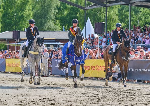 Logines Luhmühlen Horse Trials LLHT 2026 - Internationale Vielseitigkeit - Deutsche Meisterschaften Vielseitigkeit Julia KRAJEWSKI und Uelzener s Nickel (Mitte) werden Deutsche Meister in der Vielseitigkeit. Das Paar verteidigt damit seinen Titel aus dem letzten Jahr. Gleichzeitig siegte das Paar auch in der Gesamtwertung der CCI4*-S Prüfung im niedersächsischen Luhmühlen. Silber 2. Platz für Carlitos Quidditch K und Malin HANSEN-HOTOPP (links). Bronze: 3. Platz für D Accord FRH und Christoph WAHLER. Hier reitet das Podium die Ehrenrunde nebeneinander., Salzhausen Niedersachsen Deutschland *** Logines Luhmühlen Horse Trials (LLHT) 2026 International Eventing German Eventing Championships Julia KRAJEWSKI and Uelzener’s Nickel Mitte are crowned German Eventing Champions. The pair thus defended their title from last year. At the same time, the pair also won the overall CCI4 standings S competition in Luhmühlen, Lower Saxony. Silver (2nd place) went to Carlitos Quidditch K and Malin HANSEN HOTOPP (left). Bronze (3rd place) went to D Accord FRH and Christoph WAHLER. Here, the podium finishers ride the victory lap side by side in Salzhausen, Lower Saxony, Germany,detected_source_language