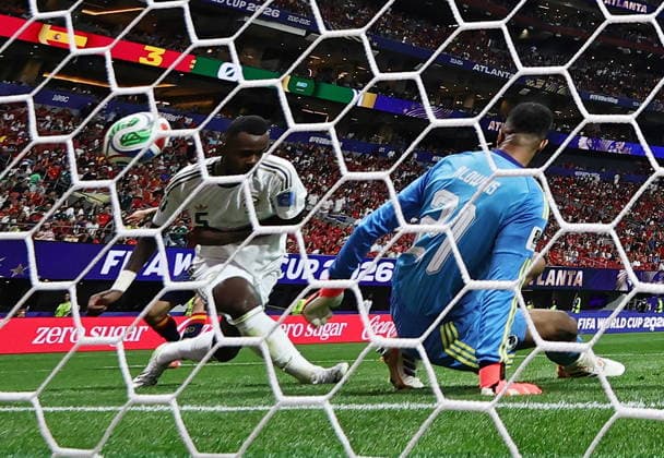 FIFA World Cup, WM, Weltmeisterschaft, Fussball 2026 - Group H - Spain vs Saudi Arabia Hassan Al Tambakti of Saudi Arabia (L) scores an own goal that puts the score to 4-0 during the FIFA World Cup 2026 group stage match Spain against Saudi Arabia, in Atlanta, USA, 21 June 2026. ATLANTA United States  Copyright: xRONALDxWITTEKx