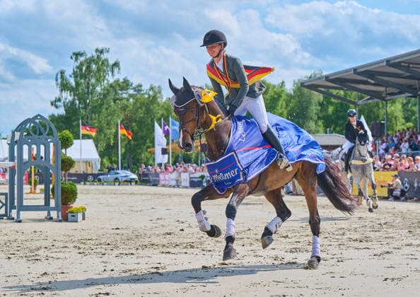 Logines Luhmühlen Horse Trials LLHT 2026 - Internationale Vielseitigkeit - Deutsche Meisterschaften Vielseitigkeit Julia KRAJEWSKI und Uelzener s Nickel werden Deutsche Meister in der Vielseitigkeit. Das Paar verteidigt damit seinen Titel aus dem letzten Jahr. Gleichzeitig siegte das Paar auch in der Gesamtwertung der CCI4*-S Prüfung im niedersächsischen Luhmühlen., Salzhausen Niedersachsen Deutschland *** Logines Luhmühlen Horse Trials (LLHT) 2026 International Eventing German Eventing Championships Julia KRAJEWSKI and Uelzener’s Nickel are crowned German Eventing Champions. The pair thus defended their title from last year. At the same time, the pair also won the overall CCI4 standings S class in Luhmühlen, Salzhausen, Lower Saxony, Germany,detected_source_language