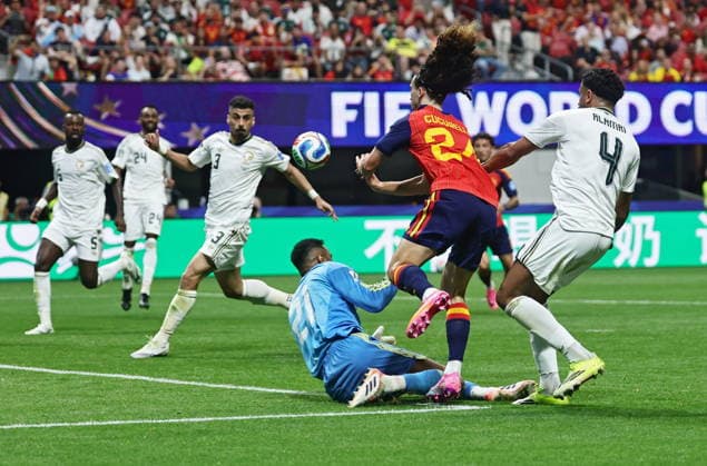 FIFA World Cup, WM, Weltmeisterschaft, Fussball 2026 - Group H - Spain vs Saudi Arabia Saudi Arabia goalkeeper Mohammed Al Owais (C) and Marc Cucurella of Spain (2R) in action during the FIFA World Cup 2026 group stage match Spain against Saudi Arabia, in Atlanta, USA, 21 June 2026. ATLANTA United States  Copyright: xRONALDxWITTEKx