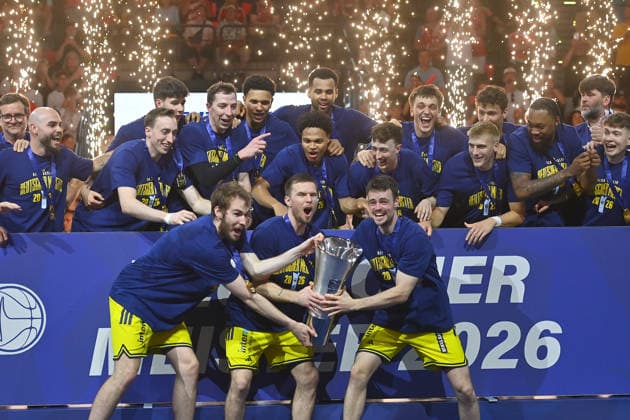 Siegerehrung,Teamfoto,Team,Mannschaft, Mannschaftsfoto Berlin mit Pokal,Cup,Trophaee, Jubel,Freude,Begeisterung,, Basketball BBL,Saison 2025 2026 Play Off Finale Spiel 5, FC Bayern Muenchen - Alba Berlin 81-84 am 21.06.2026 S A P G A R D EN *** Awards Ceremony, Team Photo, Team, Squad, Team Photo in Berlin with Trophy, Cup, celebration, joy, excitement, basketball BBL, 2025–2026 season playoff finals Game 5, FC Bayern Munich vs. Alba Berlin 81–84 on June 21, 2026, SAP GARDEN,detected_source_language