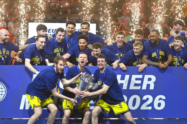 Siegerehrung,Teamfoto,Team,Mannschaft, Mannschaftsfoto Berlin mit Pokal,Cup,Trophaee, Jubel,Freude,Begeisterung,, Basketball BBL,Saison 2025 2026 Play Off Finale Spiel 5, FC Bayern Muenchen - Alba Berlin 81-84 am 21.06.2026 S A P G A R D EN *** Awards Ceremony, Team Photo, Team, Squad, Team Photo in Berlin with Trophy, Cup, celebration, joy, excitement, basketball BBL, 2025–2026 season playoff finals Game 5, FC Bayern Munich vs. Alba Berlin 81–84 on June 21, 2026, SAP GARDEN,detected_source_language